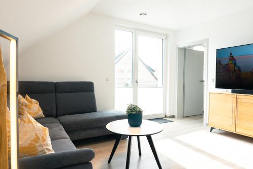 a living room with a couch and a table at Luxuswohnung am Steinhuder Meer - Tierfreundlich - D in Wunstorf