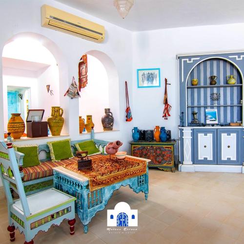 - un salon avec un canapé et une table dans l'établissement Maison eirene, à Hammamet