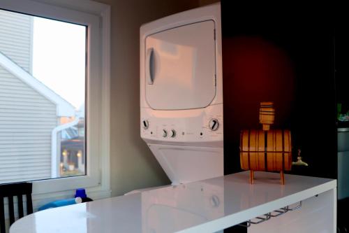 een keuken met een vaatwasser naast een raam bij Cozy East Haven Apartment - Walk to Beach! in East Haven