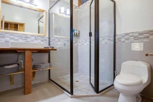 Ένα μπάνιο στο Luxury Villa plus 2 Cabins Rainforest Estate Natural Swim Pond