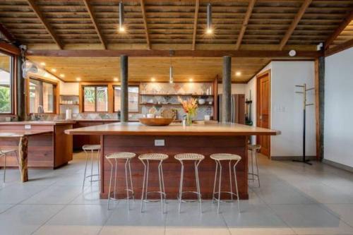 Η κουζίνα ή μικρή κουζίνα στο Luxury Villa plus 2 Cabins Rainforest Estate Natural Swim Pond