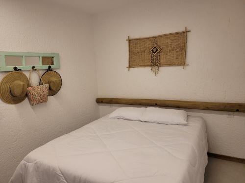 een kleine slaapkamer met een bed en een raam bij Villa Kamby 101B Milagres , ao lado da Capela dos Milagres in São Miguel dos Milagres