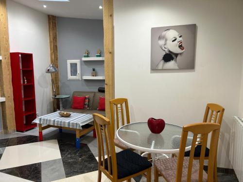 une salle à manger avec une table et des chaises en verre dans l'établissement loc en montagne, à Sospel