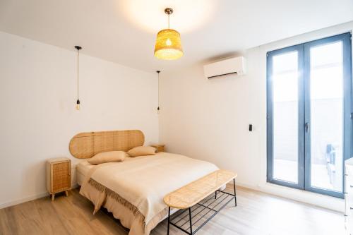 een slaapkamer met een bed en een groot raam bij Suberbe appartement 80 m2 quartier Castellane - Le Patio - in Marseille