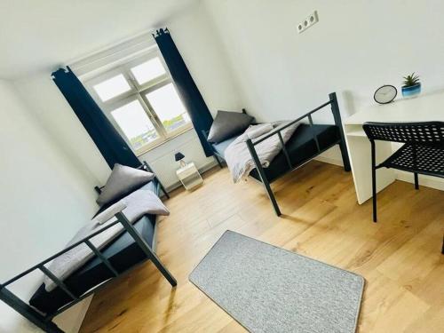 Zimmer mit 2 Etagenbetten und einem Tisch in der Unterkunft City Wohnung Zentral 85-5 in Dortmund