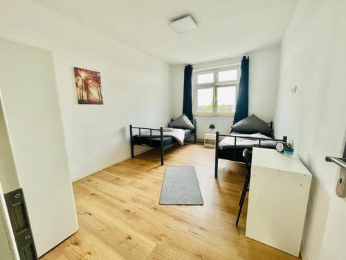 ein Wohnzimmer mit einem Sofa und einem Tisch in der Unterkunft City Wohnung Zentral 85-5 in Dortmund