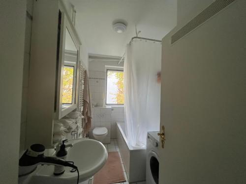 y baño con lavabo, bañera y aseo. en Feel home en Frankfurt