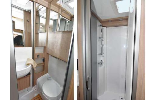 2 Bilder eines Badezimmers mit WC und Waschbecken in der Unterkunft catamarano isla 40 in San Vincenzo