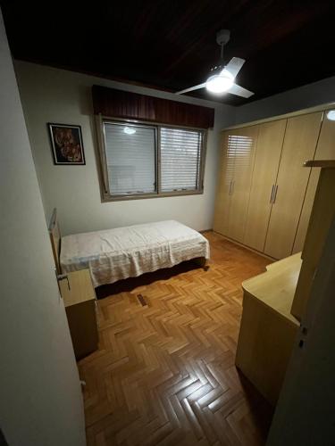 um quarto vazio com uma cama e uma janela em Estadia temporada de Expodireto em Tapera