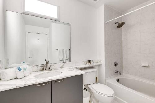 ein weißes Badezimmer mit einem Waschbecken, einem WC und einer Badewanne in der Unterkunft Super convenient 1br apartment in Downtown 4 p 1708 in Miami