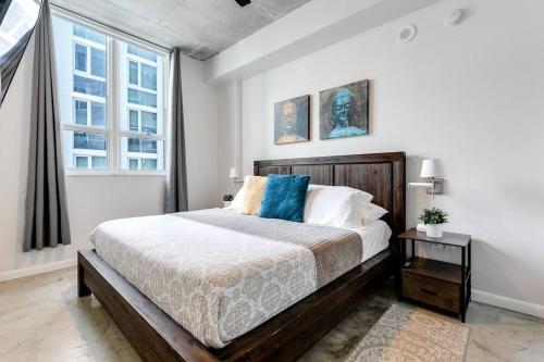 ein Schlafzimmer mit einem großen Bett und zwei Fenstern in der Unterkunft Super convenient 1br apartment in Downtown 4 p 1708 in Miami