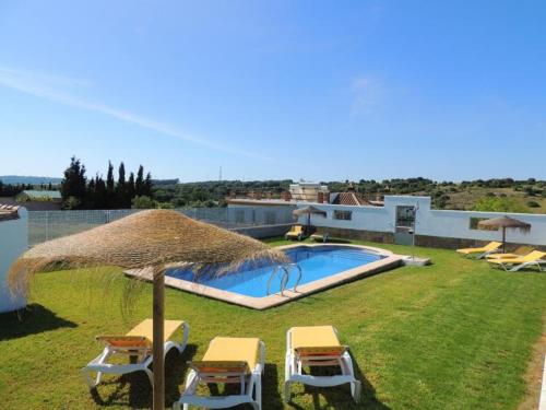 una piscina con ombrelloni e sedie e una piscina di Loft luxury Mirador a Cadice