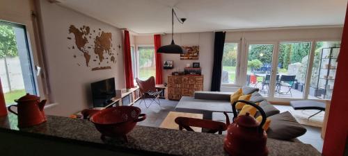 ein Wohnzimmer mit einem Sofa und einem Tisch in der Unterkunft Appartement avec terrasse in Sion