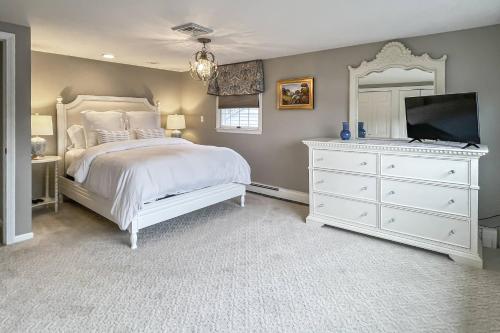 a bedroom with a white bed and a mirror at Candlewood Lake House in Danbury