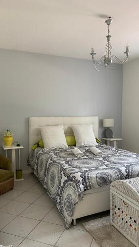 - une chambre avec un grand lit et une couette dans l'établissement Maison Quiétude, à Chavanoz