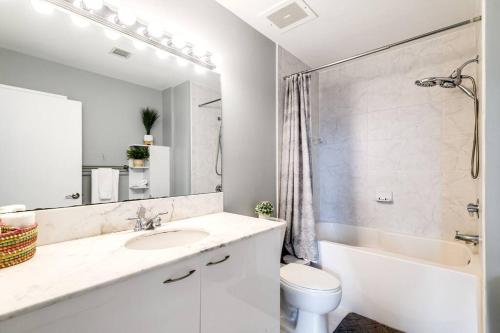 A bathroom at Stylish 2br Apt in Downtown City View 3208
