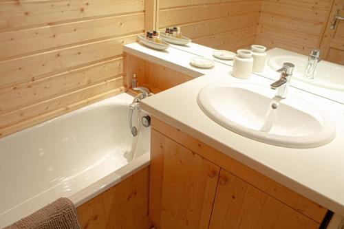 a bathroom with a sink and a bath tub at Cosy/familiale/Front de neige in Isola 2000