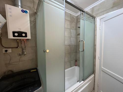 W łazience znajduje się prysznic ze szklanymi drzwiami. w obiekcie Luxury Inn: 3BR Amazing Garden View in Madinaty B6 w mieście Madinaty