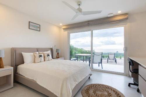 1 dormitorio con cama y vistas al océano en AYLA C - new, cozy Ocean view Studio in Flamingo en Playa Flamingo