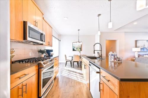 Η κουζίνα ή μικρή κουζίνα στο Gorgeous & Secluded 3BD 2BA Getaway by The Village at Meridian