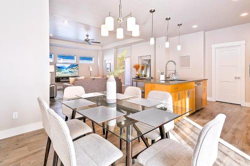Η κουζίνα ή μικρή κουζίνα στο Gorgeous & Secluded 3BD 2BA Getaway by The Village at Meridian