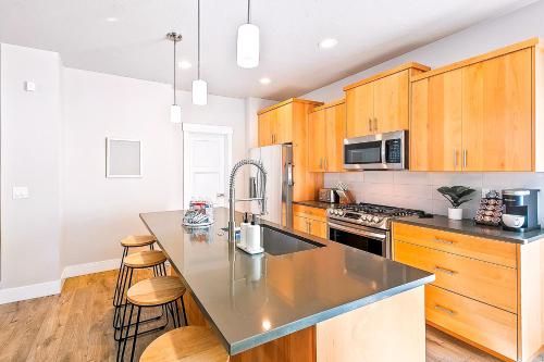 Η κουζίνα ή μικρή κουζίνα στο Gorgeous & Secluded 3BD 2BA Getaway by The Village at Meridian