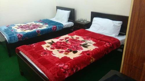 Un pat sau paturi într-o cameră la Bab e Gilgit Inn