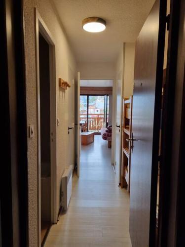 un couloir menant à une chambre avec un hallwayngthngthngthngthngthngthngthngthngthngth dans l'établissement Belle Vue, Calme, Centre Station, Pied des pistes, à Les Deux Alpes