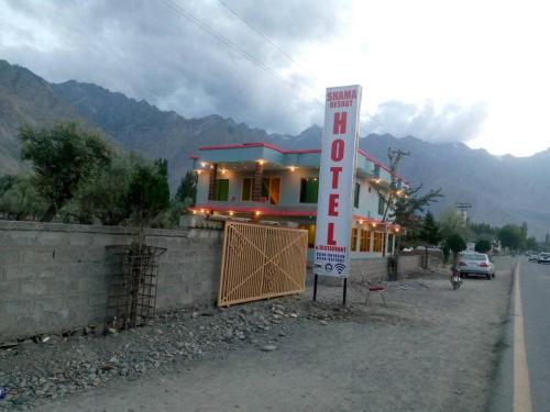 un cartello di fronte a un edificio con un hotel di Shama Resort Hotel a Skardu