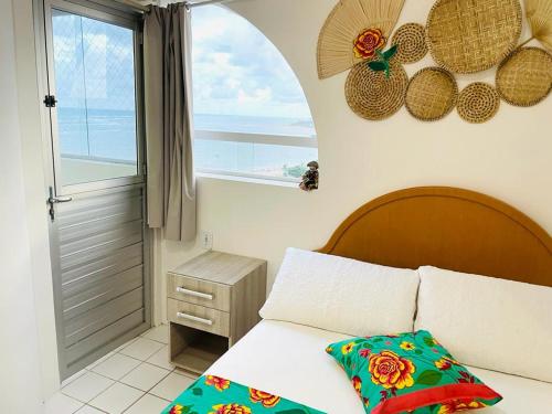 um quarto com uma cama e vista para o oceano em FLAT 13º andar COM VISTA PARA MARagogi em São José da Coroa Grande