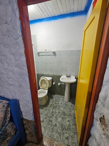 uma casa de banho com um WC e um lavatório em Baru sunset em Barú