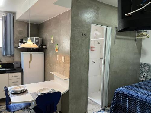 una pequeña cocina con mesa y nevera en STUDIO 203 | WIFI 600MB | RESIDENCIAL JC, um lugar para ficar., en Belém