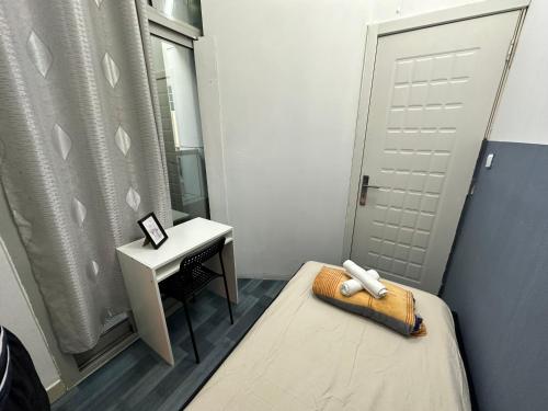 een slaapkamer met een bed, een bureau en een spiegel bij Partition Room 3 Mins to Mashreq Metro in Dubai