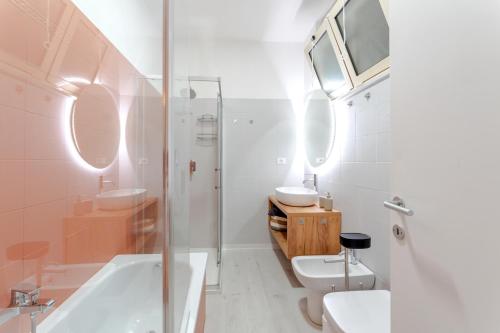 une salle de bain avec une baignoire, des toilettes et un lavabo dans l'établissement CASA SOLEMARE Giulianova, à Giulianova