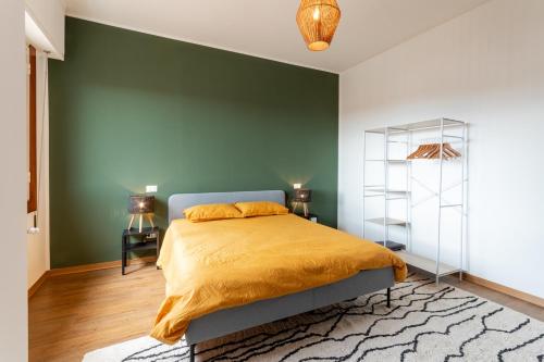 une chambre avec un lit et un mur végétal dans l'établissement CASA SOLEMARE Giulianova, à Giulianova