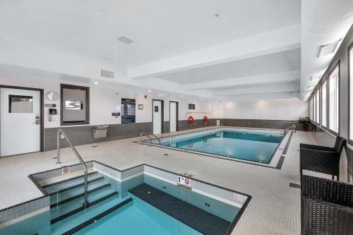 Bazén v ubytování Sandman Hotel Grande Prairie nebo v jeho okolí