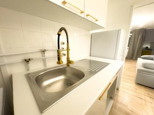 a kitchen with a sink and a refrigerator at Messe-Apartment für 5 Gäste mit Balkon und Lift in Hannover