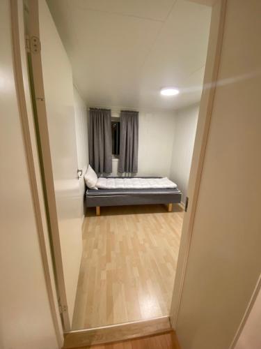 Habitación pequeña con cama en el medio en Lovely one bedroom apartment en Tromsø