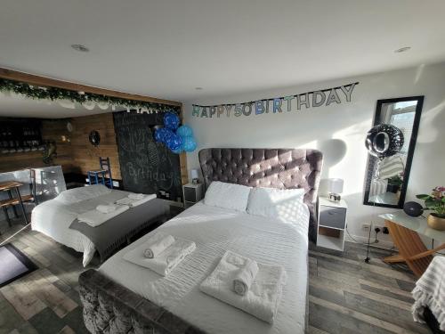 a bedroom with two beds and a happy birthday sign at Willow Inn in Kent
