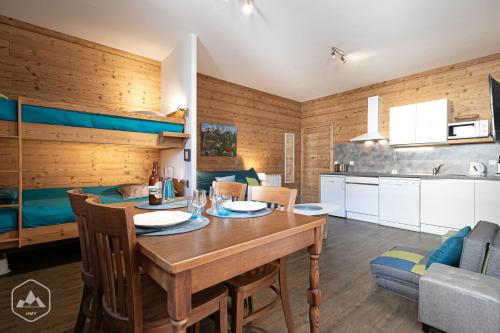 a kitchen and living room with a table and chairs at Côté-Bourget, 2 apparts 10 personnes et 4 personnes, proche des stations La Norma Aussois in Villarodin-Bourget