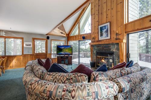 - un salon avec un canapé et une cheminée dans l'établissement Spacious Cabin Sleeps up to 12 - Sky High #86, à Bear Valley