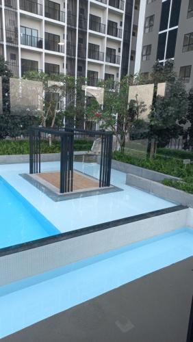 une fontaine au milieu d'une piscine dans l'établissement Shah alam,subang airport,elmina, à Shah Alam