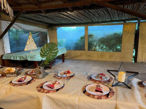 une table avec des assiettes de nourriture au-dessus dans l'établissement Casa quinta Laguna La Brava La incoronata, à Villa Residencial Laguna Brava