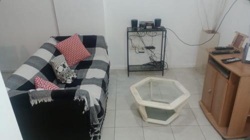 sala de estar con sofá blanco y negro en Torres sarmiento un dormitorio en Resistencia