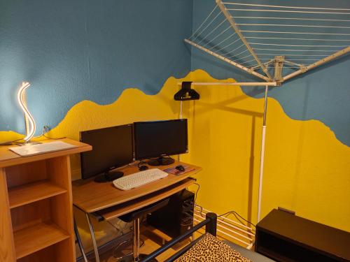 um quarto com uma secretária e um computador em Gästezimmer em Hanôver