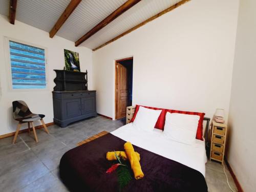 um quarto com uma cama com uma banana em Kaz A Zette - vue mer et montagne em Saint-Claude
