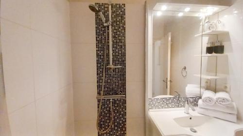 une salle de bain avec douche et lavabo dans l'établissement Les Félibriges, à Cannes