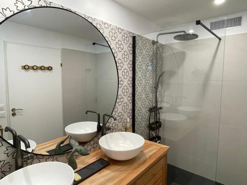 a bathroom with two sinks and a mirror at Face à la mer in Le Gosier