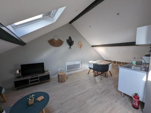 STUDIO COPENHAGUE - Confort et Luminosité في شارلفيل-ميزيير: غرفة مع مطبخ وغرفة معيشة