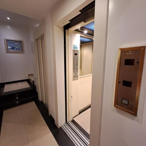 a hallway with a door leading into a room at Oasis en Belgrano in Buenos Aires